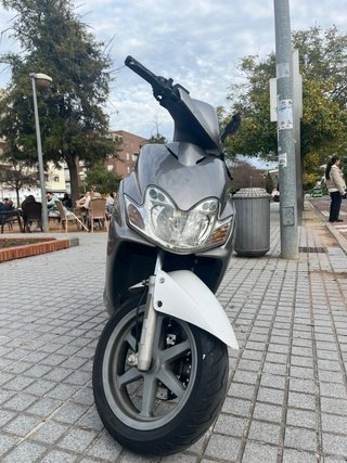 Yamaha Jog R Scooter Plata y Negro
