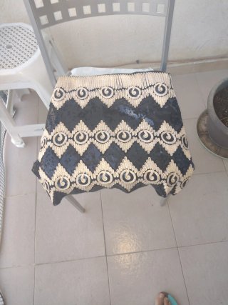 Falda negra con detalles dorados