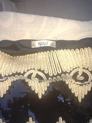 Falda negra con detalles dorados