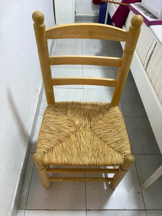 Silla de madera con asiento de yute