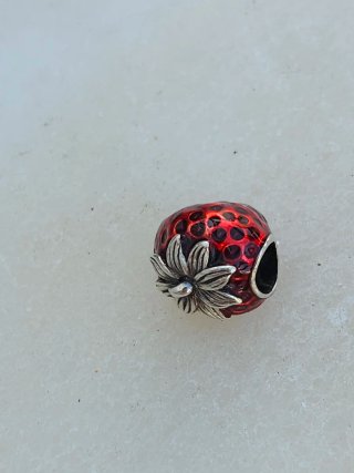 Charm fresa Pandora