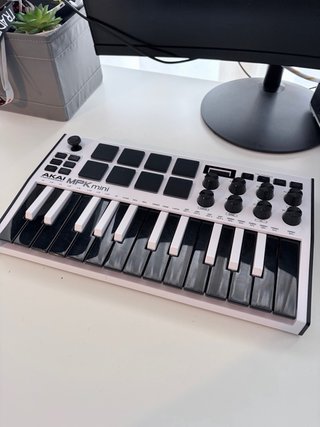 Controlador MIDI Akai MPK MK3 Blanco (Sin Cable)