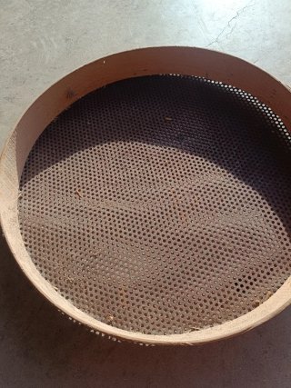 Cribo redondo de madera y metal
