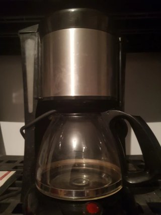 Cafetera Negra con Jarra de Cristal