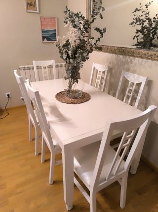 Mesa extensible y 6 sillas blancas. 150-200 cm