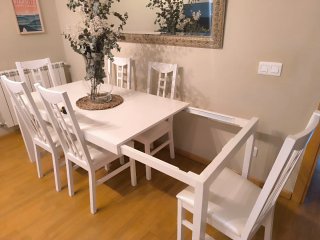 Mesa extensible y 6 sillas blancas. 150-200 cm