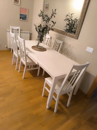Mesa extensible y 6 sillas blancas. 150-200 cm