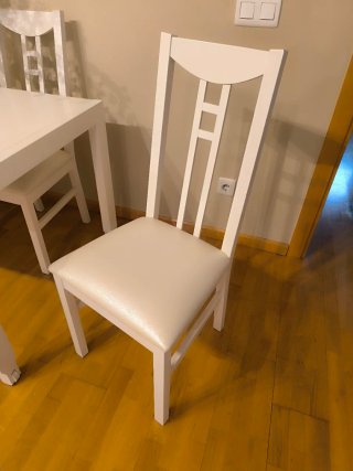 Mesa extensible y 6 sillas blancas. 150-200 cm