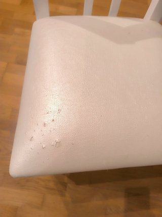Mesa extensible y 6 sillas blancas. 150-200 cm