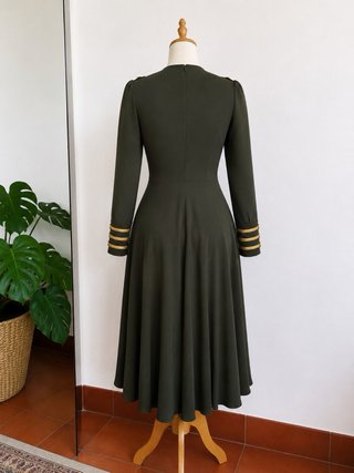 Vestido verde militar con detalles dorados