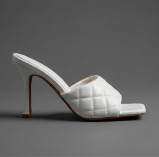 Sandalias de tacón blancas acolchadas