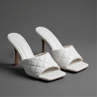Sandalias de tacón blancas acolchadas