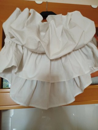 Top blanco con volantes