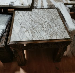 Mesas de madera con tapa de mármol