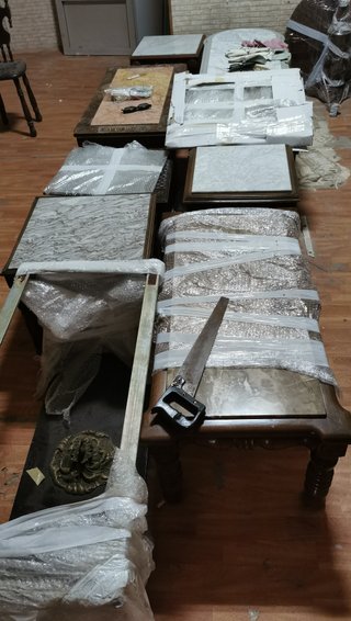 Mesas de madera con tapa de mármol