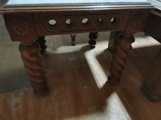 Mesas de madera con tapa de mármol