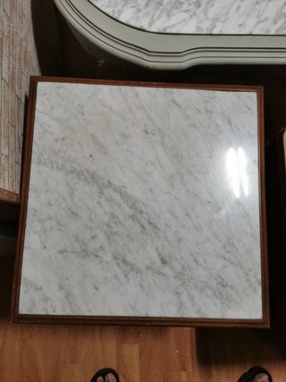 Mesas de madera con tapa de mármol