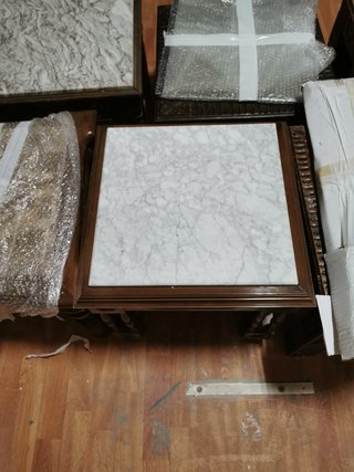 Mesas de madera con tapa de mármol