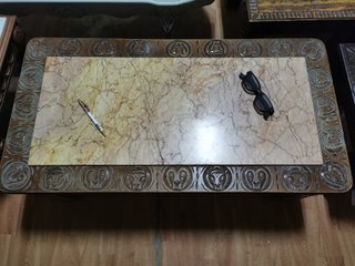 Mesas de madera con tapa de mármol