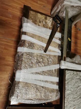 Mesas de madera con tapa de mármol