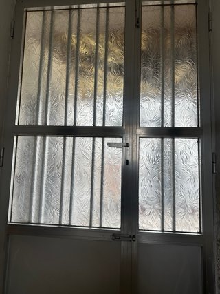 Puerta doble aluminio con reja