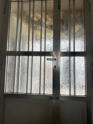 Puerta doble aluminio con reja