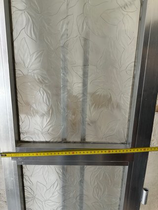 Puerta doble aluminio con reja