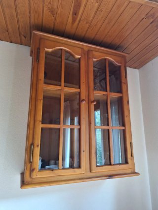 Alacena de madera con vitrina
