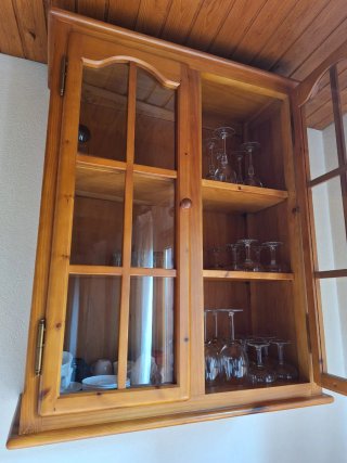 Alacena de madera con vitrina