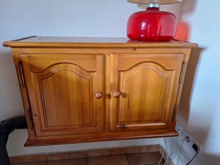 Alacena de madera con vitrina