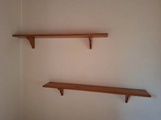 Alacena de madera con vitrina