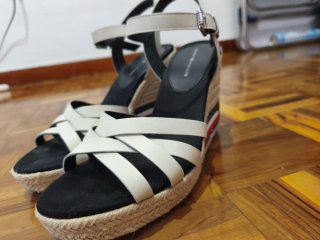 Sandalias Tommy Hilfiger cuña blancas y negras