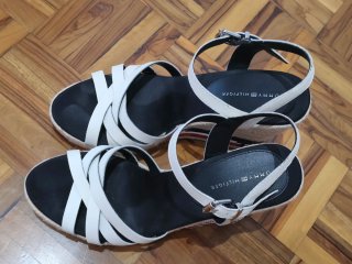 Sandalias Tommy Hilfiger cuña blancas y negras