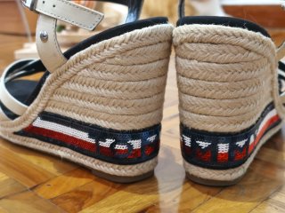 Sandalias Tommy Hilfiger cuña blancas y negras