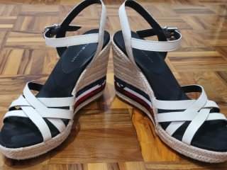 Sandalias Tommy Hilfiger cuña blancas y negras