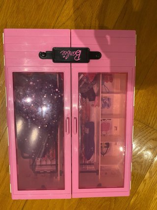 Armario Ropa Barbie color rosa.