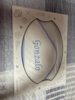 Poncho para bebé con nombre bordado