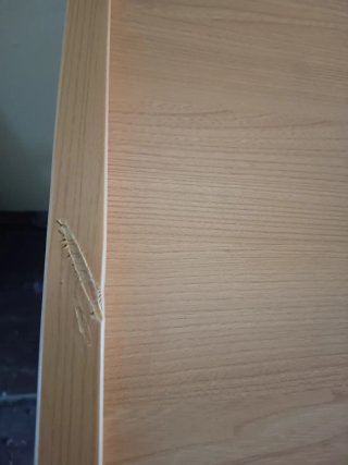 Mesa de ordenador de madera clara