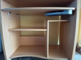 Mesa de ordenador de madera clara