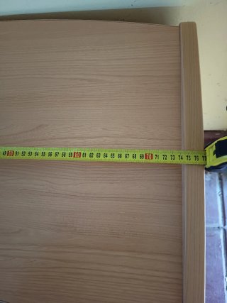 Mesa de ordenador de madera clara