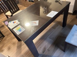 Mesa comedor con 6 sillas.