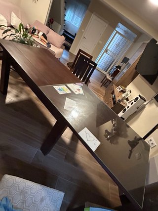Mesa comedor con 6 sillas.