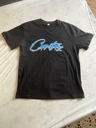 Camiseta Corteiz Negra con el logo azul