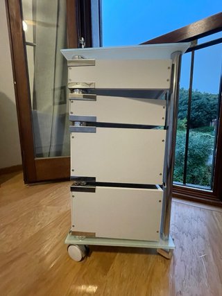 Cómoda Tomasucci 4 cajones cristal ruedas
