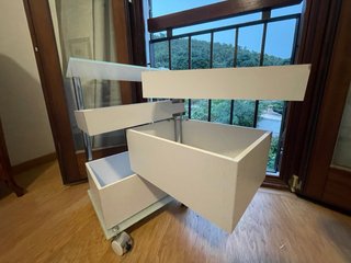 Cómoda Tomasucci 4 cajones cristal ruedas