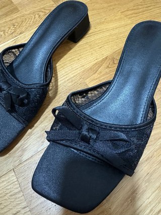 Sandalias negras tacón bajo