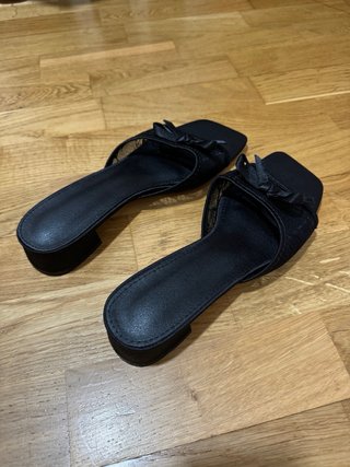 Sandalias negras tacón bajo