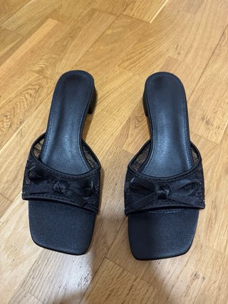 Sandalias negras tacón bajo