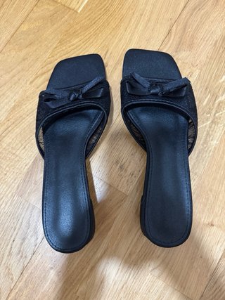 Sandalias negras tacón bajo