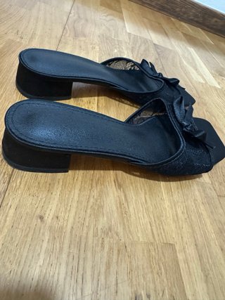 Sandalias negras tacón bajo